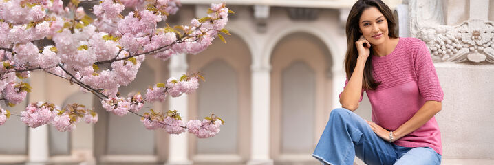 Dame in roze shirt en jeans