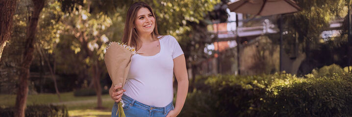 Dame in wit T-shirt en jeans