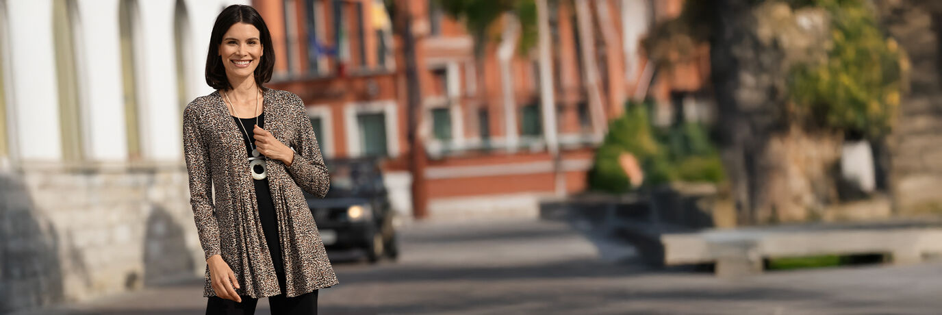 Dame in een jas met dierenprint