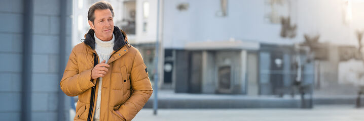 Man met currykleurige winterjas