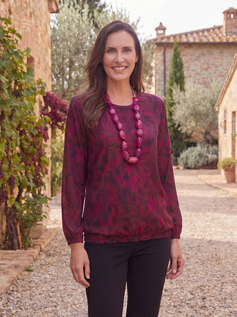 Dames in oversized blouses