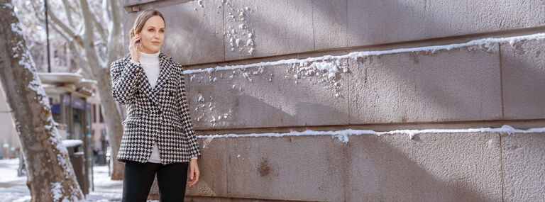 Vier Kerstmis in stijl.Ontdek onze stijlvolle damesblazers en feestelijke broekpakken.