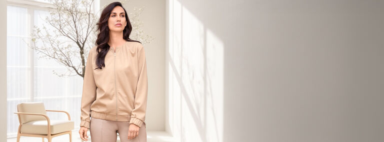 Vier Kerstmis in stijl.Ontdek onze stijlvolle damesblazers en feestelijke broekpakken.