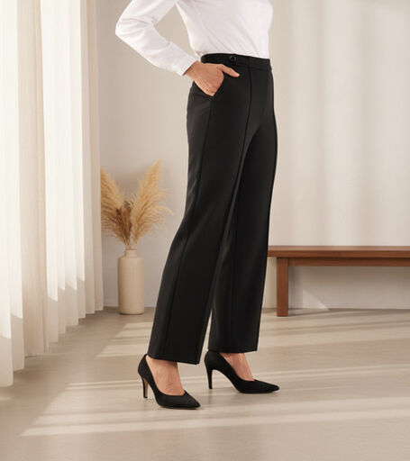 Dame in een zwarte broek en een witte blouse
