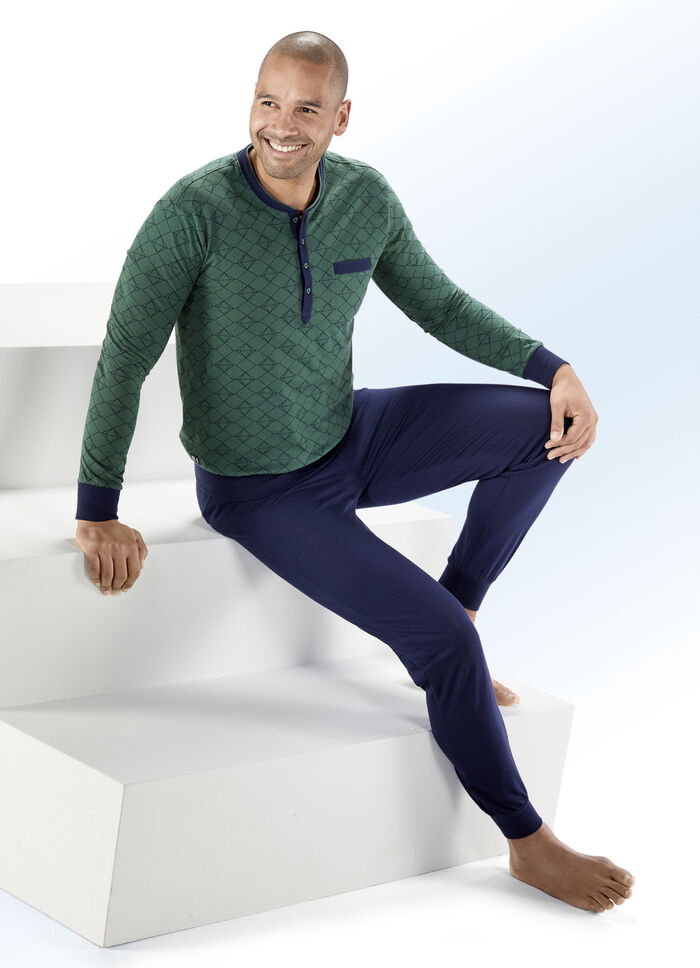 Pastunette-pyjama met langere knoopsluiting, borstzak en manchetten 