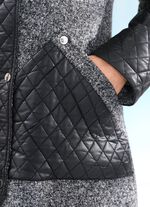 Korte jas van een trendy materiaalmix 