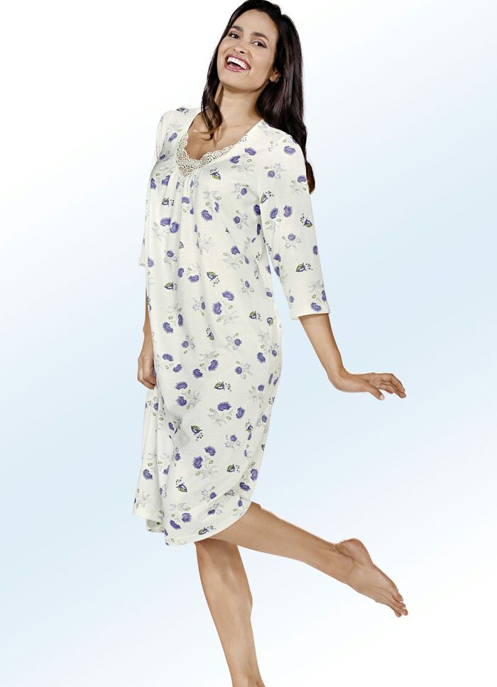 Set van drie nachthemden, 3/4-mouwen met kant bij het decollet&eacute; 