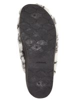 Slippers gemaakt van bedrukt pluche materiaal 