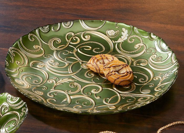 Borden en schalen van glas met goudkleurig reli&euml;f 