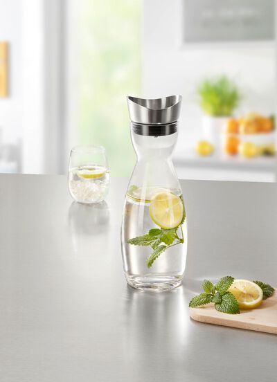 Glazen karaf met roestvrijstalen tuit 