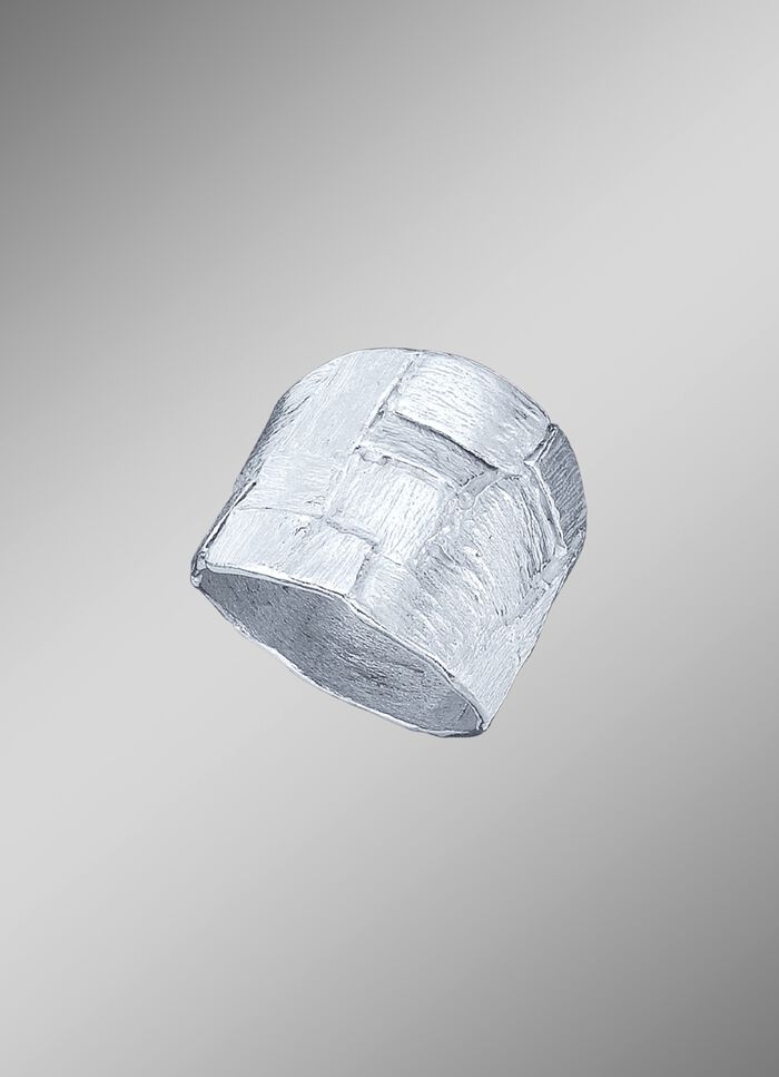 Zware damesring met een gehamerde structuur 