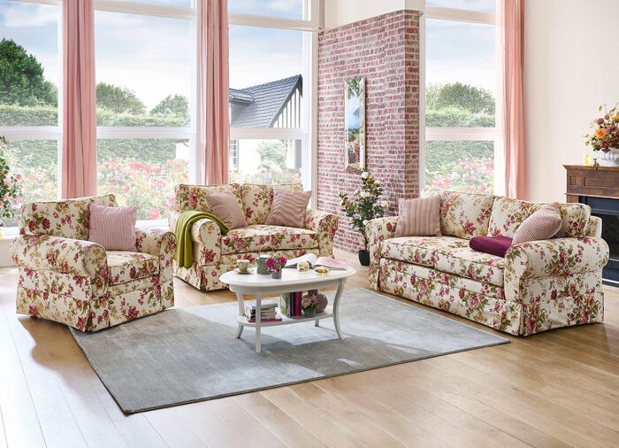 Gestoffeerde meubelen met sierkussens die overal in de kamer geplaatst kunnen worden GEBLOEMD