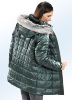 Jas in 2 kleuren met nepbont rand op de capuchon 