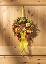 Wandkrans met bonte bladeren, bessen en pompoenen 