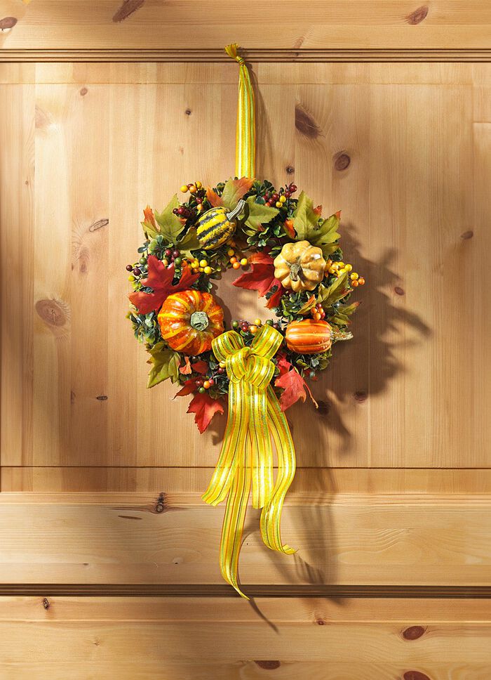 Wandkrans met bonte bladeren, bessen en pompoenen 