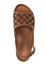 Gemini sandaal van geperforeerd nappaleer met reli&euml;f COGNAC