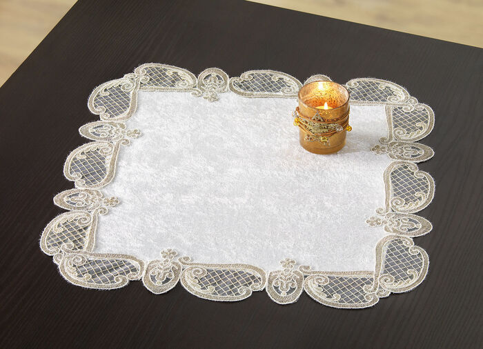 Tafelkleed of kussenhoes met subtiel bewerkte motieven 