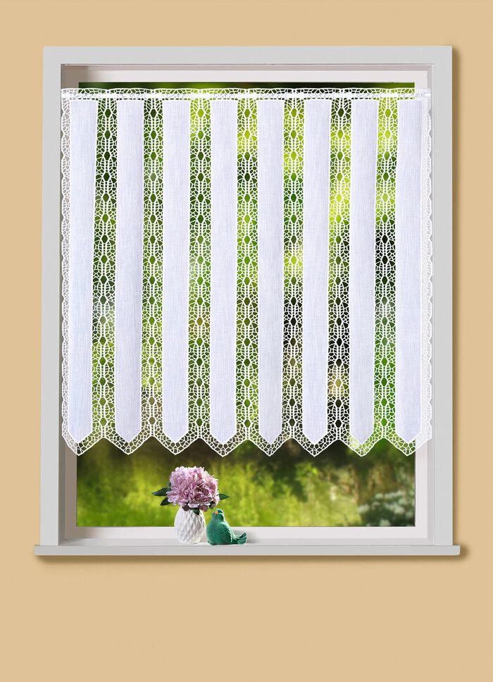 Kort gordijn met uitvoerig vervaardigd macram&eacute;kant 