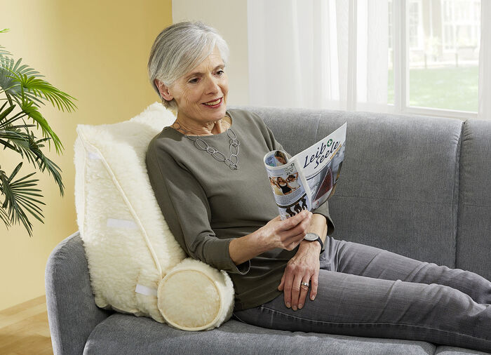 Rugkussen van scheerwol met nekrol 