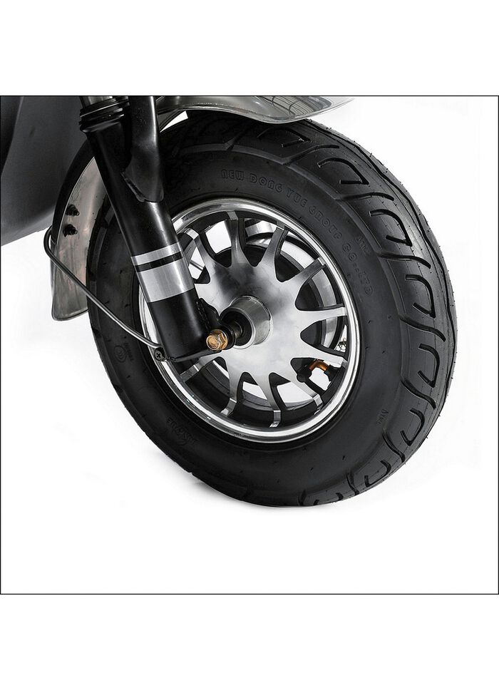 Driewielig elektrisch voertuig in de stijl van een compacte scooter 