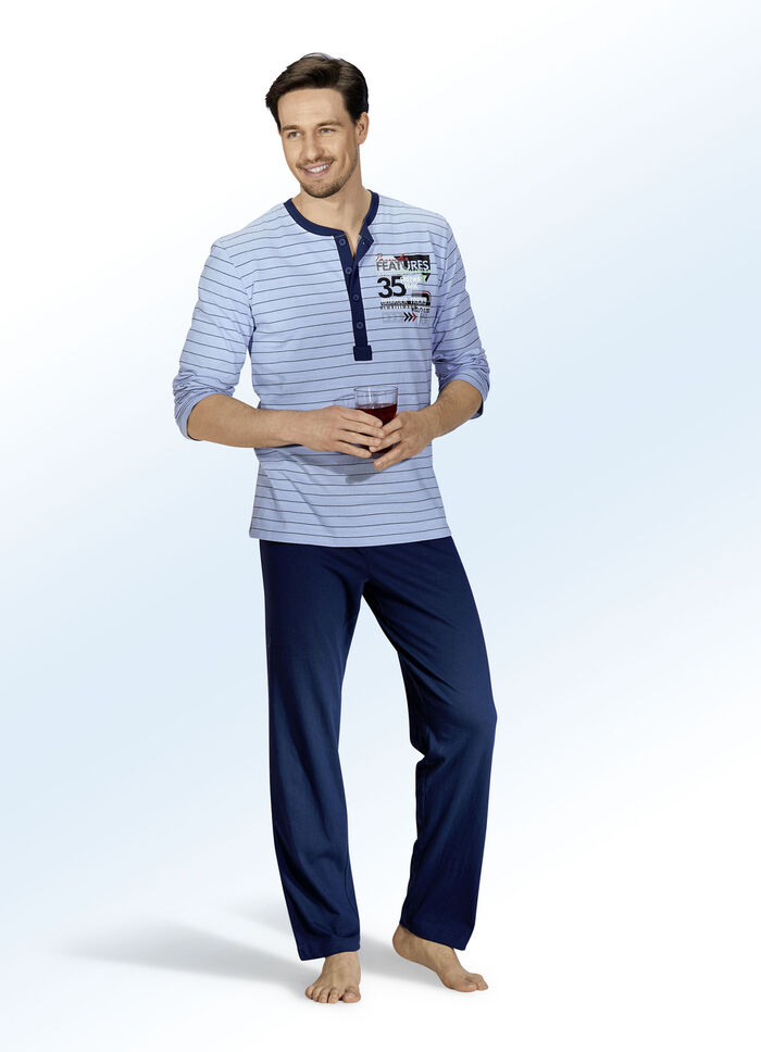 Set van twee pyjama's met lange knoopsluiting, garengeverfd gestreept dessin en geprint motief 