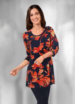 Lang shirt in licht uitlopende vorm 