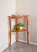 Hoekrek met opvallend houtsnijwerk 