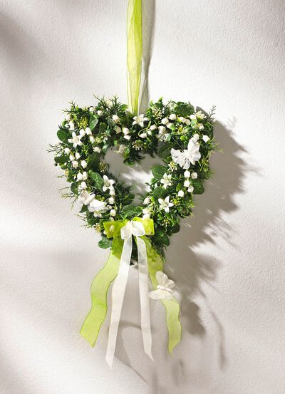 Buxushart met lelietje-van-dalen en vlinders 