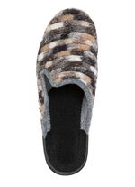 Slippers gemaakt van textielmateriaal met een patroon 