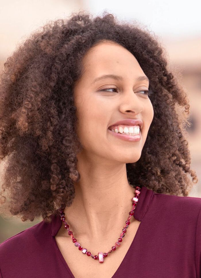 Schelpketting met gefacetteerde kristalstenen 