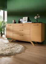 Dressoir met massief houten poten en houten handgrepen 