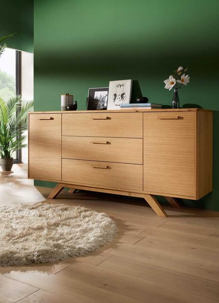 Dressoir met massief houten poten en houten handgrepen 