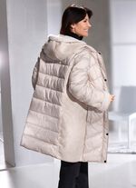 Korte jas in een eigentijdse materiaalmix 