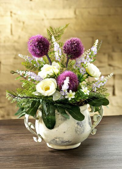 Bloemstukje in sierpot met metalen handvat. 