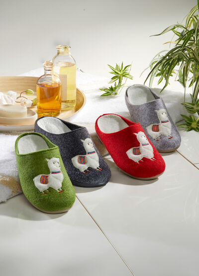 Knuffelige warme pantoffels met lama-applicatie 