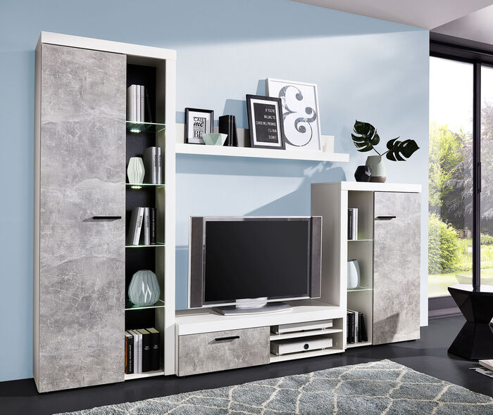 Moderne woonwand met ledverlichting aan de glazen bodem 