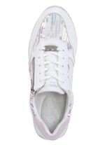 Sneakers van een interessante materiaalmix 