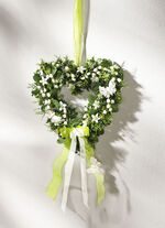 Buxushart met lelietje-van-dalen en vlinders 