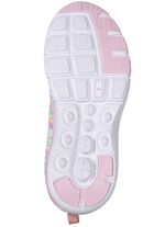 Sneakers gemaakt van textielmateriaal met een effectief patroon 