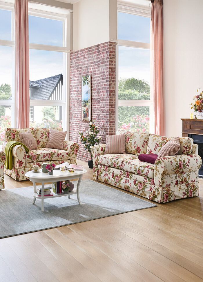 Gestoffeerde meubelen met sierkussens die overal in de kamer geplaatst kunnen worden GEBLOEMD