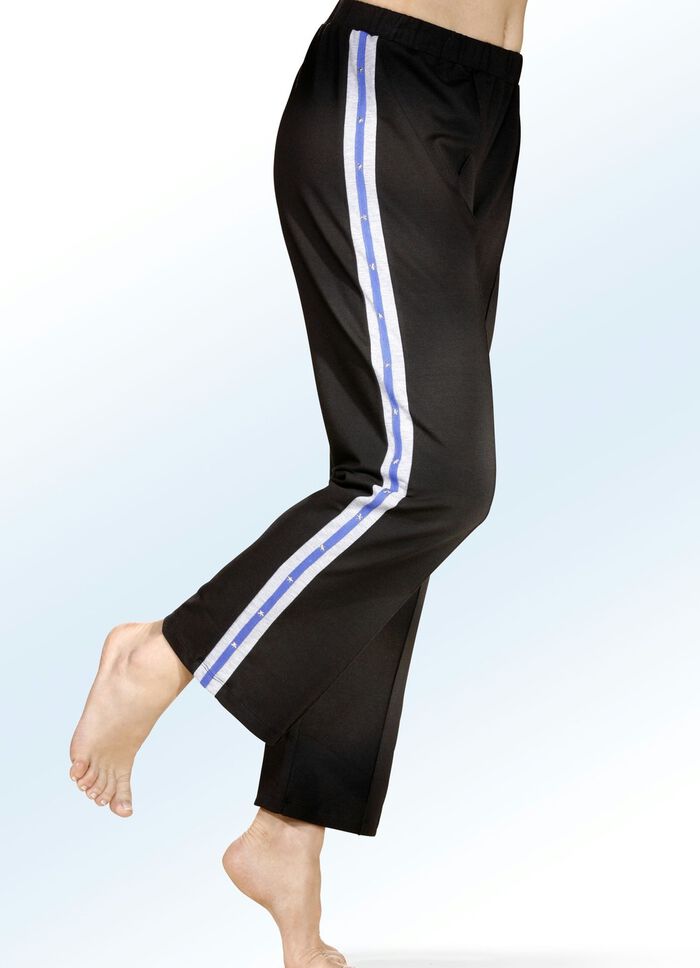 Verpakking met twee slaap- en vrijetijdsbroeken met galonstrepen 