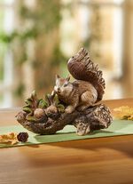 Eekhoorn op boomstam 