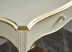 Telefoontafel met goudkleurige applicaties 