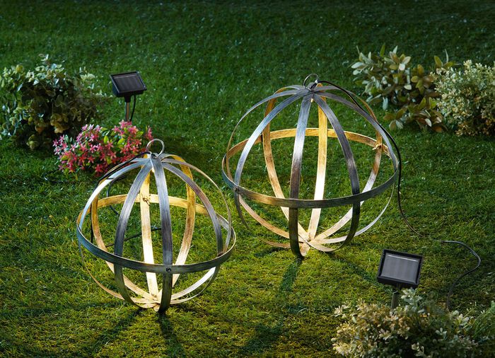 Lamp op zonne-energie met een glanzend zilverkleurig metalen oppervlak 