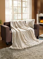 Bontdekens en kussens van natuurlijk ogend nepbont 