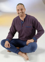 Pyjama met knoopsluiting, borstzak, arm- en beenmanchetten 