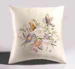 Tafel- en kamerdecoratie met bloemen en vlinders 