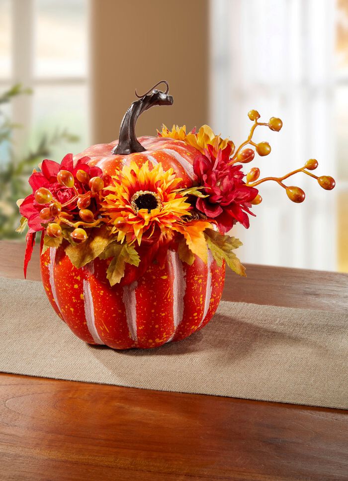 Decoratieve pompoen met kleine bessen en herfstbloemen 