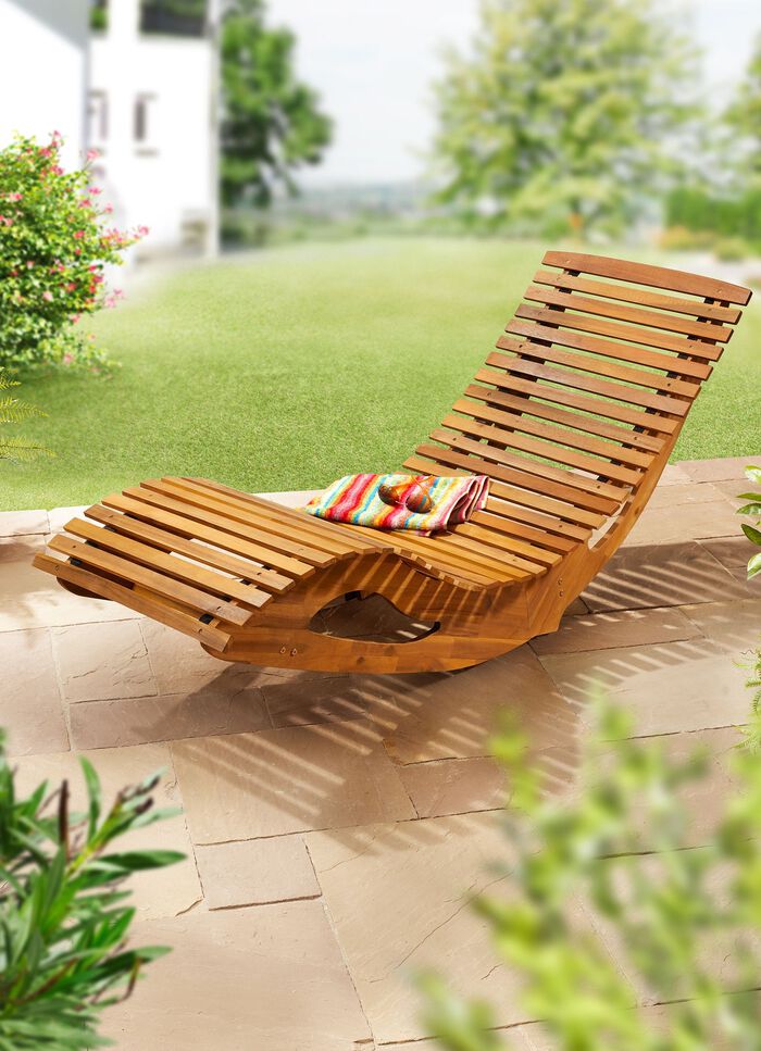 Ergonomisch gevormde schommelbank van acaciahout 