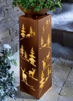 Decoratieve zuil van roestkleurig gepoedercoat ijzer